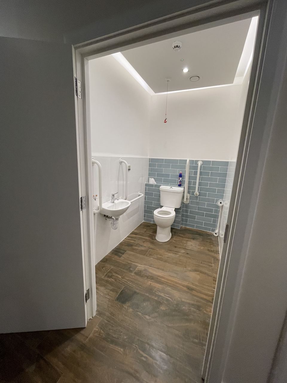 Gusto D'Italia: customer WC tiled and fitted